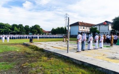 UPACARA BENDERA MENGAWALI PEMBELAJARAN SEMESTER GENAP